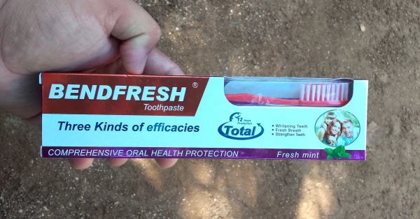 Pasta de dental con su cepillo's foto | AlKombomaster |  BizneCubano