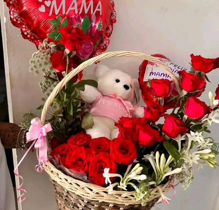 Cesta de regalo para mamá con flores naturales's foto | AlKombomaster |  BizneCubano