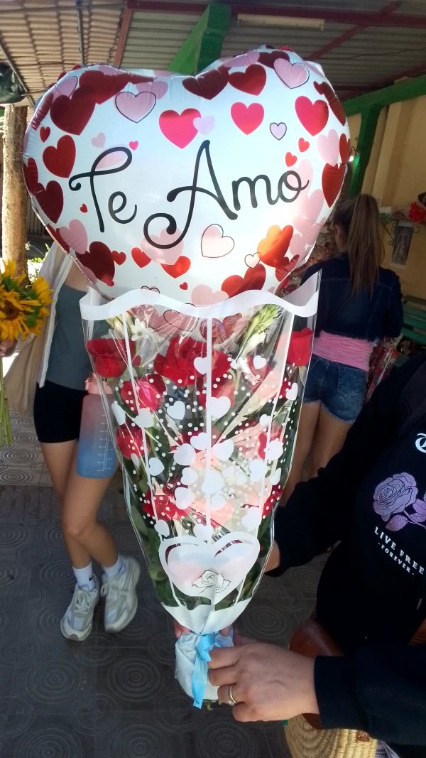 Ramo natural de rosas y globo temático's foto | AlKombomaster |  BizneCubano