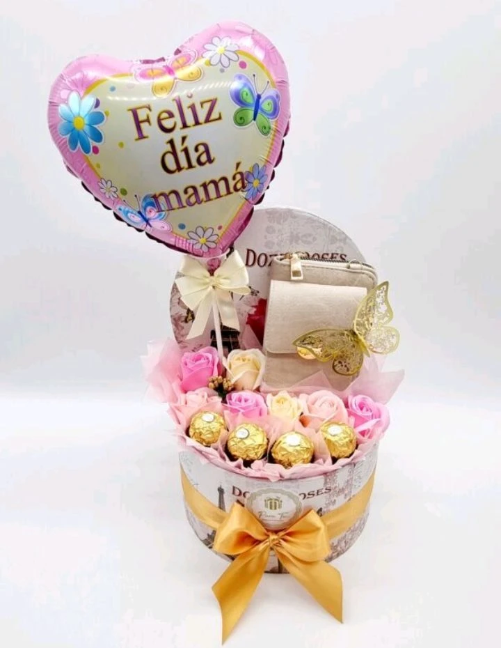 Regalo para mamá con ferrero ( no tiene el monedero tiene un perfume Alicia)'s foto | AlKombomaster |  BizneCubano
