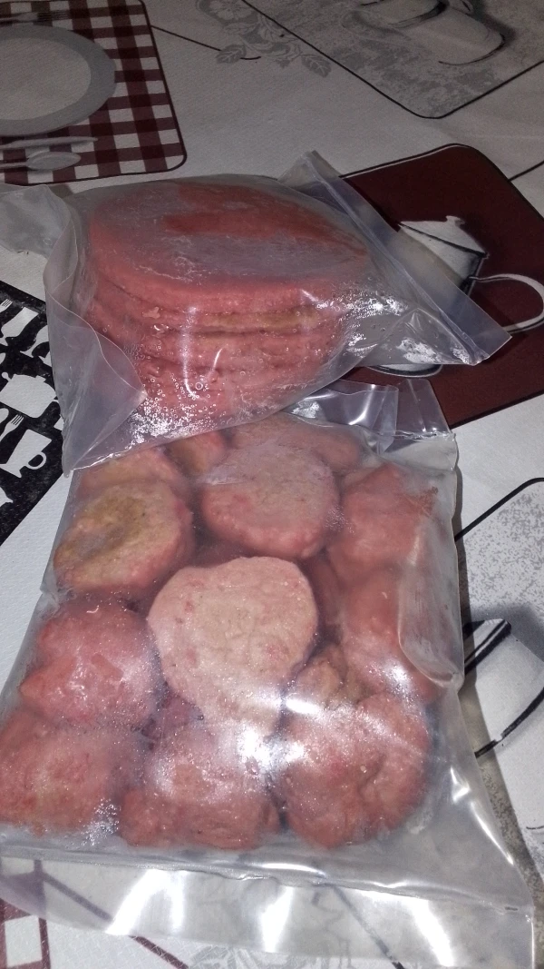 Paquetes de albóndigas de 10 un y anburgesa de 5 unidades  son de pollo's foto | AlKombomaster |  BizneCubano