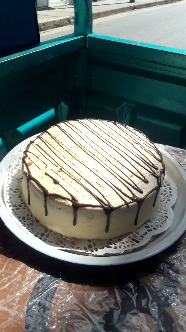 Torta de Maizena  rellena de leche condensada con merengue de mantequilla's foto | AlKombomaster |  BizneCubano