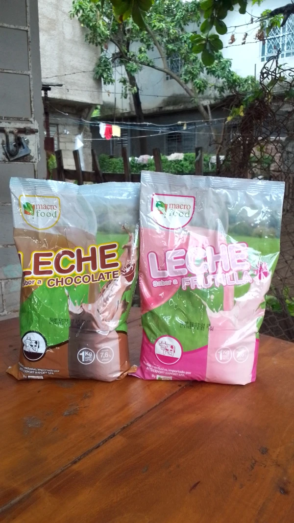 Leche entera saborizada de fresa y chocolate's foto | AlKombomaster |  BizneCubano
